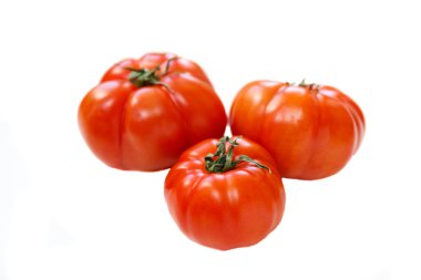 Beyaz arka planda izole edilmiş taze biyo domatesler