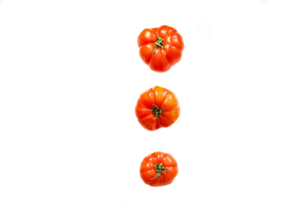 Tomates bio frescos isolados sobre fundo branco — Fotografia de Stock