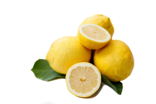 Limones bio frescos aislados sobre fondo blanco — Foto de Stock