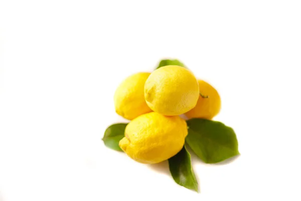 Beyaz arka planda izole edilmiş taze biyo limonlar — Stok fotoğraf