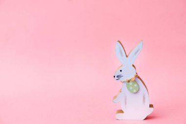 Pembe arka planda Paskalya tavşanı figürü