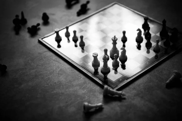 Figuras de ajedrez, un juego de ajedrez en un tablero de ajedrez plástico moderno —  Fotos de Stock