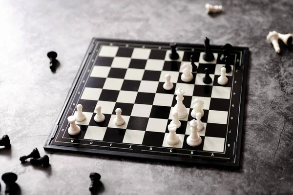 Шахматы, шахматы на современной пластиковой шахматной доске — стоковое фото