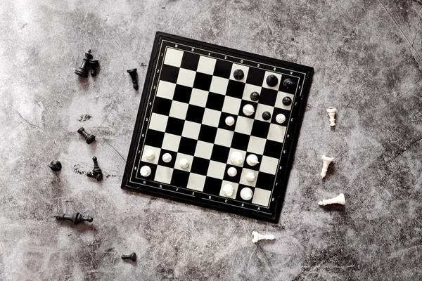 Sakk figurák, egy sakk játék egy modern műanyag sakktáblán — Stock Fotó