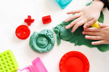 Çocuk kille oynuyor. Ki 'deki Montessori etkinliği