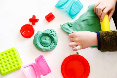 Çocuk kille oynuyor. Ki 'deki Montessori etkinliği