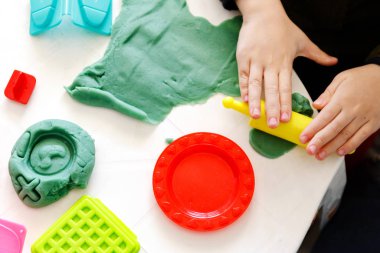 Çocuk kille oynuyor. Ki 'deki Montessori etkinliği