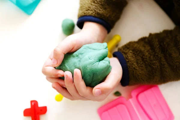 Çocuk kille oynuyor. Ki 'deki Montessori etkinliği