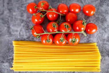 İtalyan spagettisi, domates, kiraz ve sarımsak, p için malzemeler.