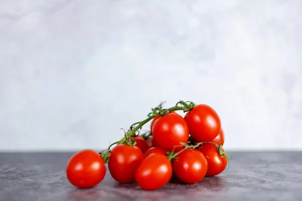 Tomates italianos frescos cereja em fundo escuro — Fotografia de Stock