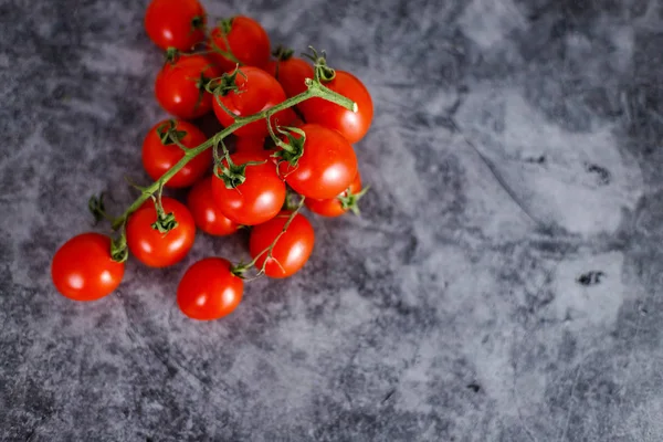 Tomates italianos frescos cereja em fundo escuro — Fotografia de Stock