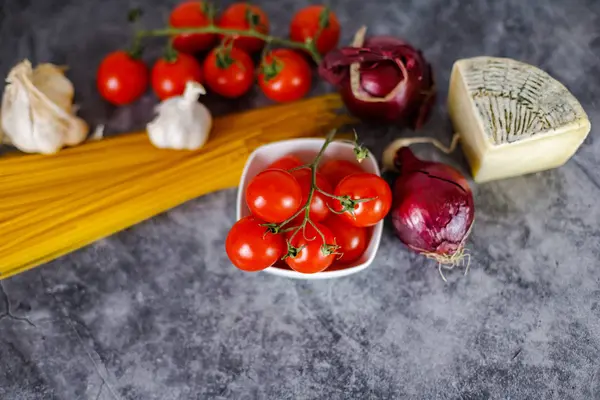 Здоровая итальянская кухня, ингредиенты для спагетти, помидоры — стоковое фото