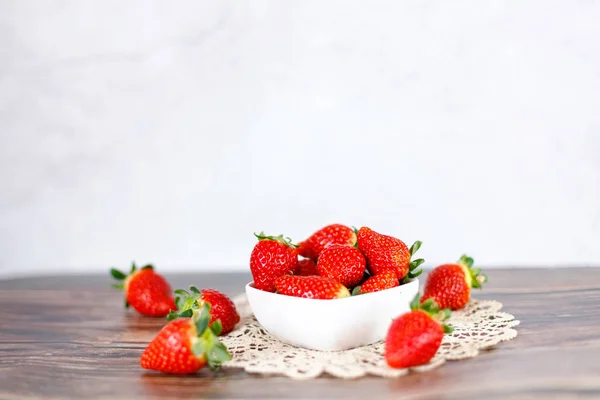 Många färska röda jordgubbar på mörk bakgrund. Friska röda berr — Stockfoto