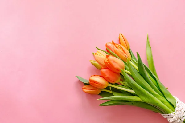 Tulipanes Color Naranja Sobre Fondo Rosa Claro Regalo Del Día — Foto de Stock