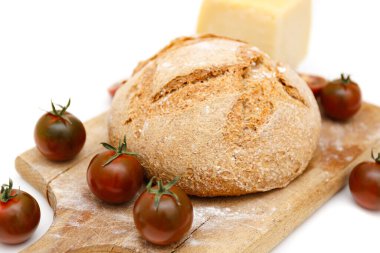 Organik beslenme. Beyaz arka planda ev yapımı ekmek. Sağlıklı ev yemeği. Üst Manzara. Beyaz ahşap doku arkaplanı.