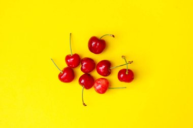 Sarı arka planda taze kırmızı kirazlar, reklam, poster