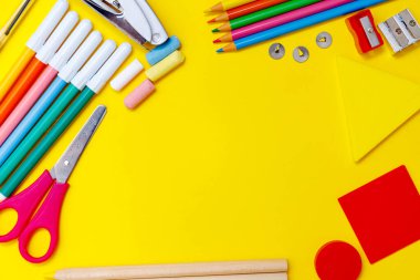 Modern okula geri dönüş, her amaç için harika bir tasarım. Sarı masa arkaplanı. Öğrenme konsepti. Tasarım elemanı. Eğitim konsepti. Poster tasarımı. Okul çocuğu. Düz yatıyordu.