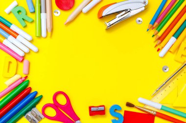 Modern okula geri dönüş, her amaç için harika bir tasarım. Sarı masa arkaplanı. Öğrenme konsepti. Tasarım elemanı. Eğitim konsepti. Poster tasarımı. Okul çocuğu. Düz yatıyordu.