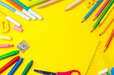 Modern okula geri dönüş, her amaç için harika bir tasarım. Sarı masa arkaplanı. Öğrenme konsepti. Tasarım elemanı. Eğitim konsepti. Poster tasarımı. Okul çocuğu. Düz yatıyordu.