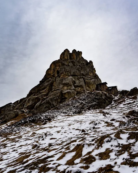 Majestueuze Rotsen Bewolkte Lucht Winter Tustan Oekraïne Stockfoto