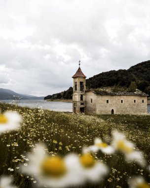 Makedonya 'nın Mavrovo kentinde eski kilise ve güzel manzaralar