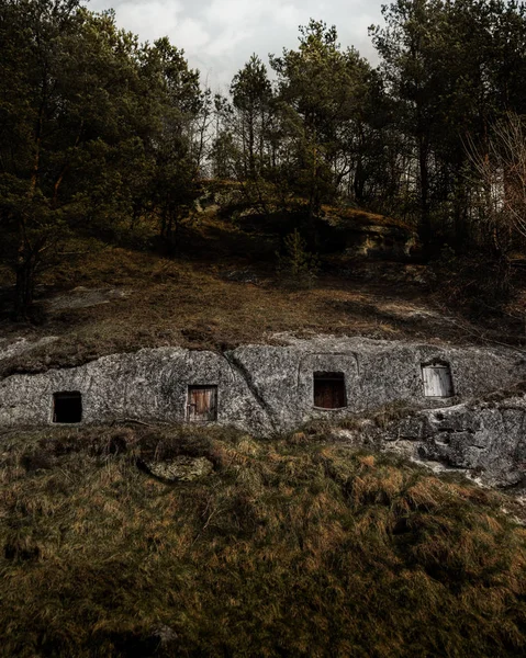 Oekraïense Hobbiton Stilsko Lage Hoek Uitzicht Huis Rotsen Schilderachtig Bos Rechtenvrije Stockafbeeldingen