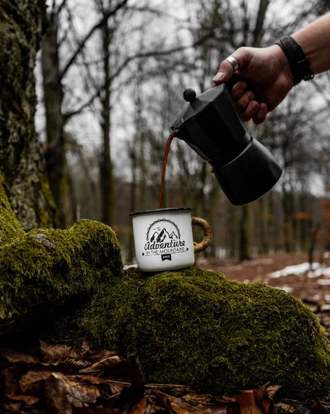 Bijgesneden Schot Van Persoon Gieten Koffie Uit Koffiepot Metalen Beker Rechtenvrije Stockfoto's