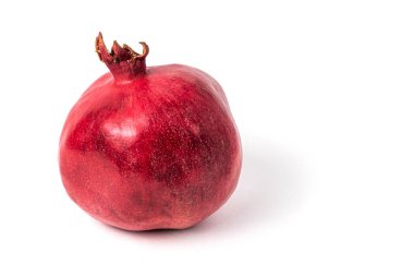 Beyaz arkaplandaki nar yakın plan. İzole edilmiş.