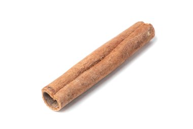 Tarçın çubuğuna yakın çekim, beyaz arka planda izole edilmiş. Sığ Dof.