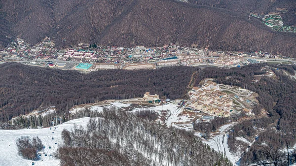 Gorki Gorod gözlem güvertesinden Estosadok köyü manzarası. Krasnaya Polyana kayak merkezi, Sochi, Rusya.