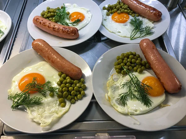 Τηγανητά Αυγά Λουκάνικο Αρακά Και Άνηθο Λευκό Πιάτο Έτοιμα Για — Φωτογραφία Αρχείου
