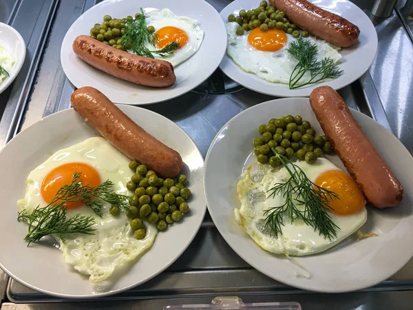 Gebakken Eieren Met Worst Groene Erwten Een Takje Dille Een — Stockfoto