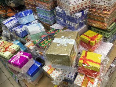 Noel ve yeni yıl hediyeleri için kutular 2020 süpermarketin zemininde duruyor..