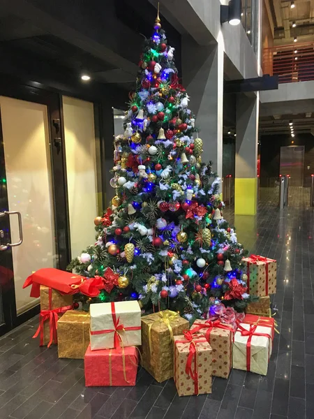 Noel ve yeni yıl hediyeleri için noel ağacı ve kutular 2020 ofis binasının resepsiyonunda..