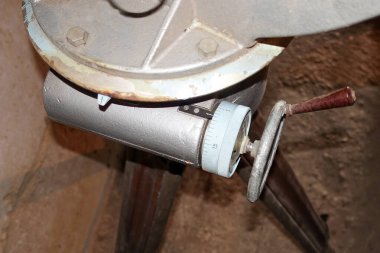 Solucan teçhizatı ile eski mekanizmanın bir parçası yakın çekim, kontrol tekerlek saplı ve tekerlek ölçekli bölümler.