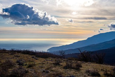 Kırım 'ın güney kıyısındaki Paragilmen Dağı' nın tepesinden güzel bir deniz manzarası. 