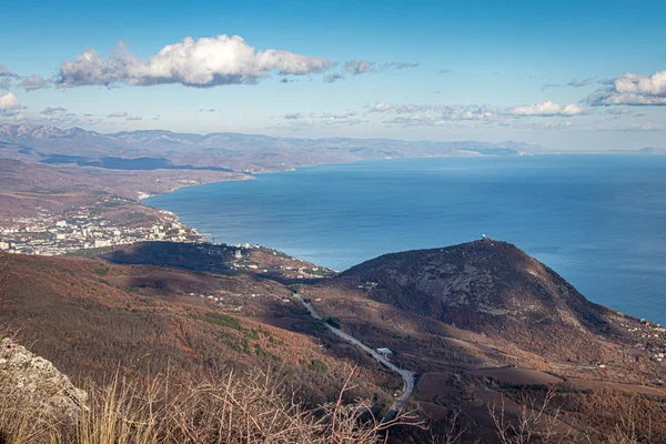 Kırım 'ın güney kıyısındaki Paragilmen Dağı' nın tepesinden güzel bir deniz manzarası. Alushta ve Kastel Dağı göründü..
