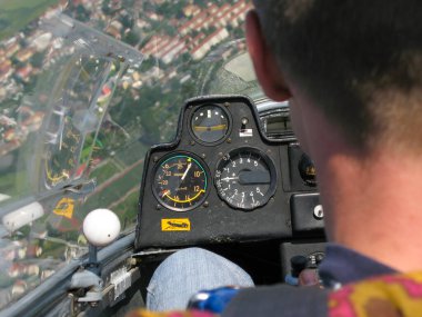 Pilot uçuşta planörü kontrol eder. Kokpitten manzara..