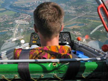 Pilot uçuşta planörü kontrol eder. Kokpitten manzara..