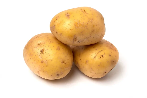 Beyaz arka planda izole edilmiş üç taze patates..