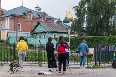 Kolomna, Rusya - 15 Haziran 2019: Bir grup genç kadın sanatçı şehrin eski bölümlerinde açık havada resim çiziyor.