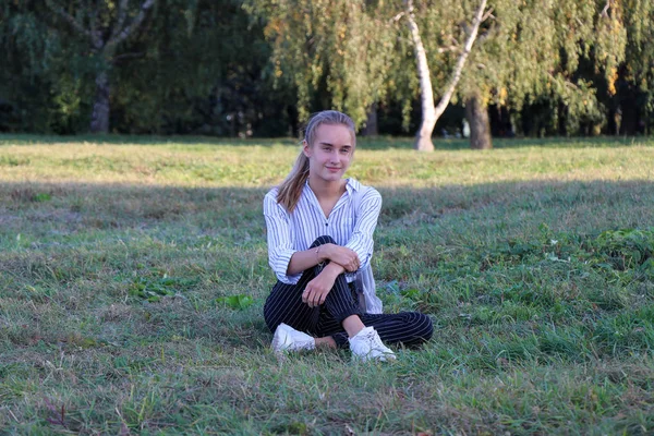 Teenage Girl Sits Grass Middle Meadow — 스톡 사진