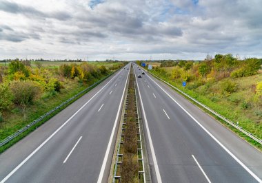 Hiçliğe giden yol - Alman otoyolu ya da otoyol, sonbahar manzarası