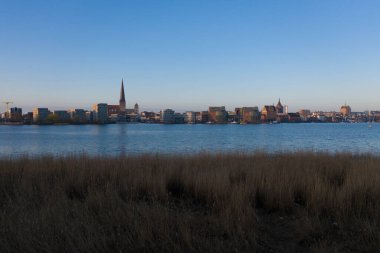 Rostock şehri panoraması, nehir savaşını izleyin.
