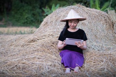 Dijital tablet kullanan bir kadın portresi. 
