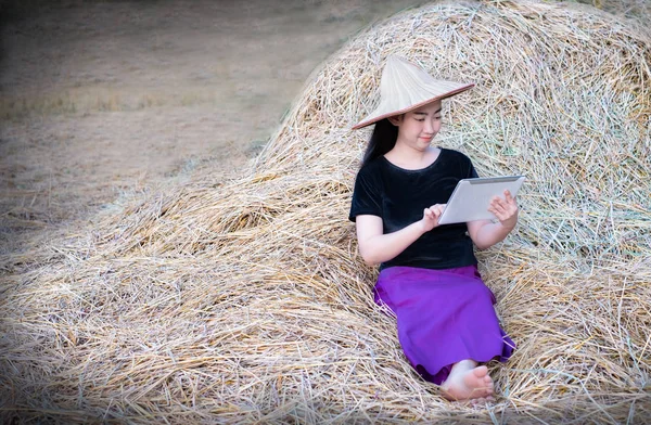 Retrato mujer agricultora usando una tableta digital —  Fotos de Stock