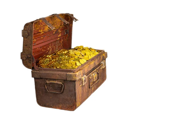Укладання золотої монети в скарбницю старий — стокове фото
