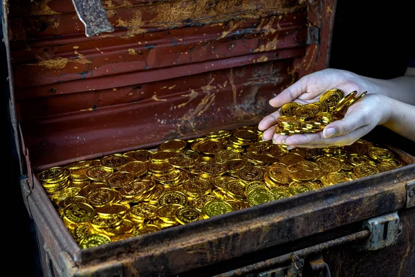 女性の手と宝箱に金のコインを積み重ねることがたくさん — ストック写真