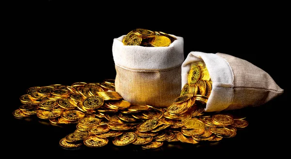 Apilar moneda de oro en el tesoro saco mucho de fondo negro — Foto de Stock