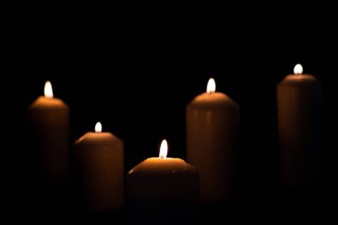 Beş yanan alev mumu ışıl ışıl yanıyor 